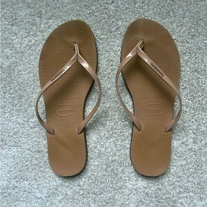 Like new Havaianas flip flops, size 7/8